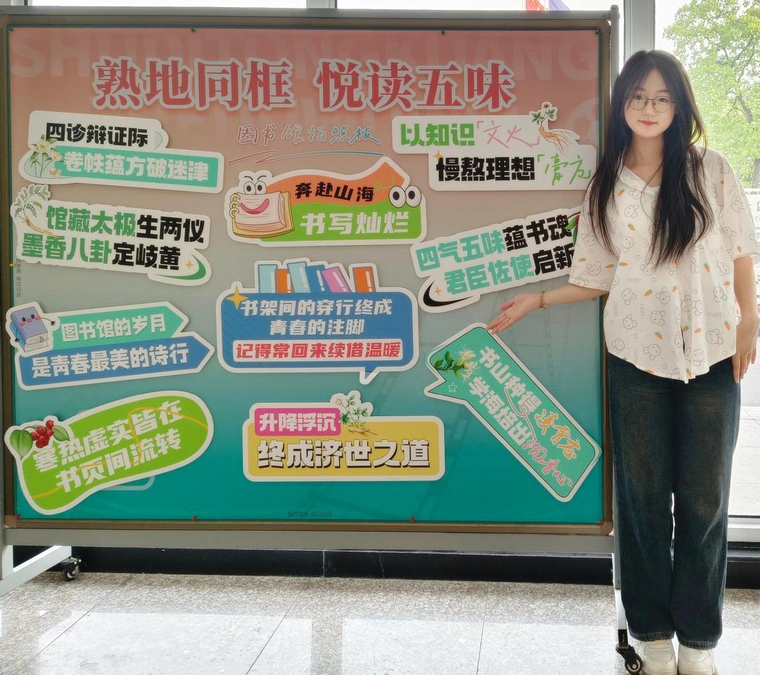 3-学生参加“熟地同框,悦读五味”毕业生拍照板留影活动.jpg